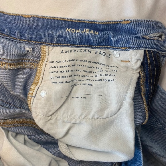 American Eagle High Rise Distressed Mom Jean Medium Wash Size 4?‎ - Picture 7 of 7